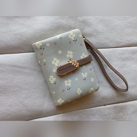 Prettyzys Handbags - NWOT Prettyzys Floral Gray Wristlet Wallet